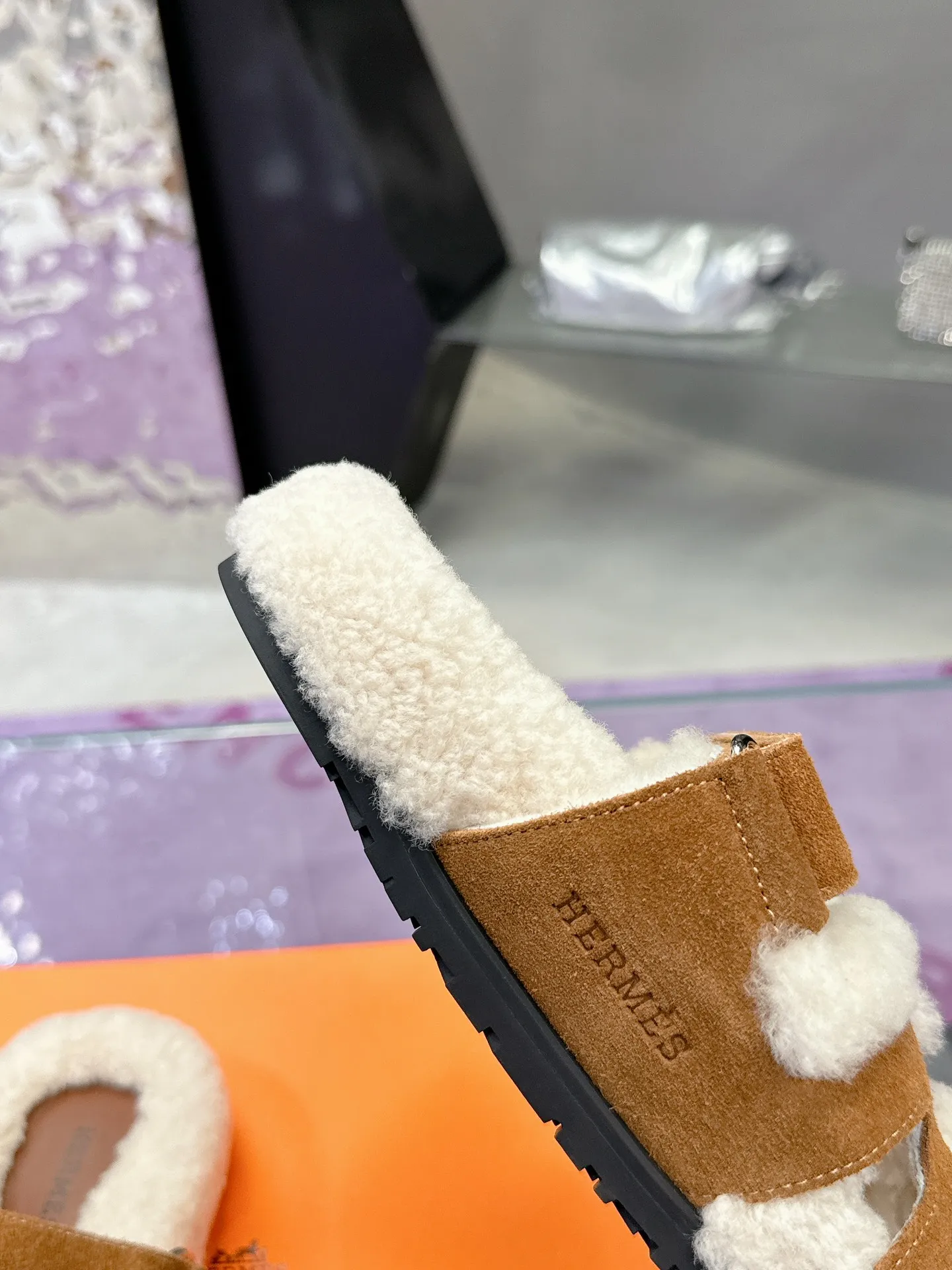 Factory price: 500💰 HERMES💗Ai Ma’s classic hot style second uncle🐑wool mop🆕 is coming. A must-have item for autumn and winter ✅ Versatile and fashionable at home and out on the street 🍀The colors are extremely colorful! Walking Tuscany! T men's shoes 💰R non-slip outsole super light ️ super comfortable on the feet without any binding feeling I can't stop drinking coffee ☕ my second uncle's slippers I can't take off Size number: 35-40 (41 made to order, non-refundable)